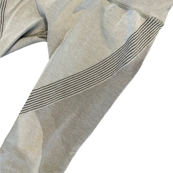 Lululemon Aerial Silk Tight 25” Leggings Light Gray Size 8 - Picture 4 of 9